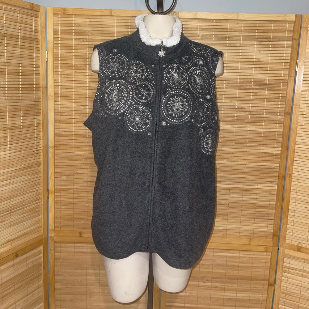 Croft Barrow Size XL Gray Snowflake Embroidered Fleece Zip Front Vest